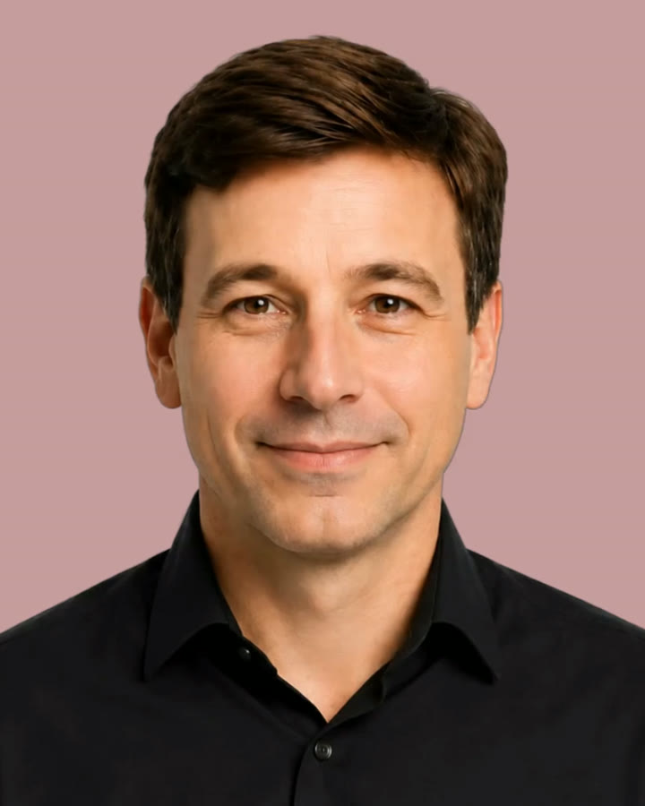 Pablo asistente virtual para pr&oacute;tesis capilares de hombre